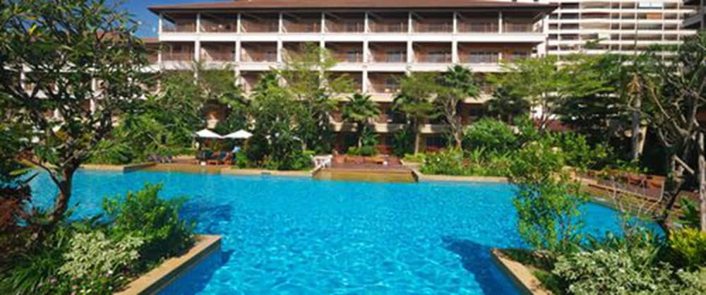 Heritage Pattaya Beachfront Resort