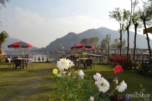 Bostan Gulistan Houseboat