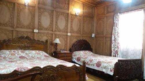 Bostan Gulistan Houseboat