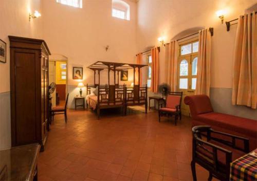 Dune Barr House - Verandah in the forest, Matheran, Mumbai