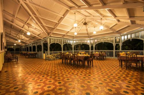 Dune Barr House - Verandah in the forest, Matheran, Mumbai