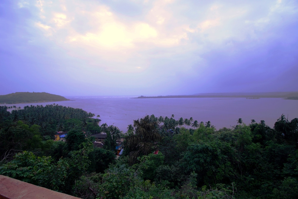 Raposo Holiday Resort - A Seaview Resort