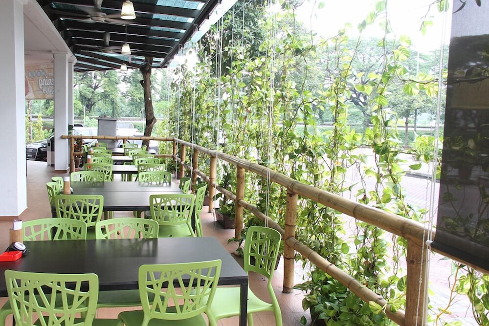 Peach Hill Hotel & Cafe
