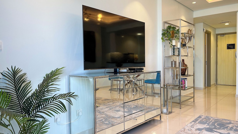 Rooftop pool 2BR Apartment Near Downtown