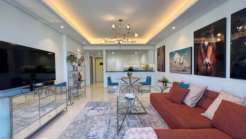 Rooftop pool 2BR Apartment Near Downtown
