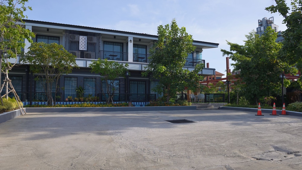 The Tamnan Pattaya Hotel & Resort