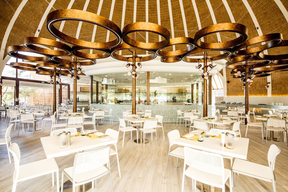 Holiday Inn Resort Kandooma Maldives by IHG