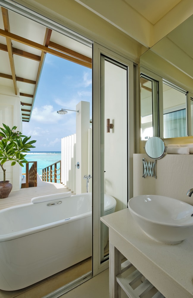 Holiday Inn Resort Kandooma Maldives by IHG