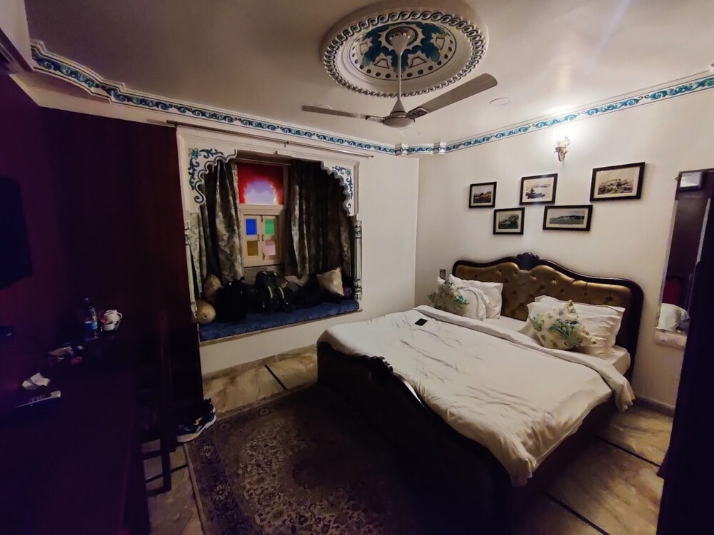 Royal Rafahiya - A Rooftop Lake View Hotel near lake Pichola