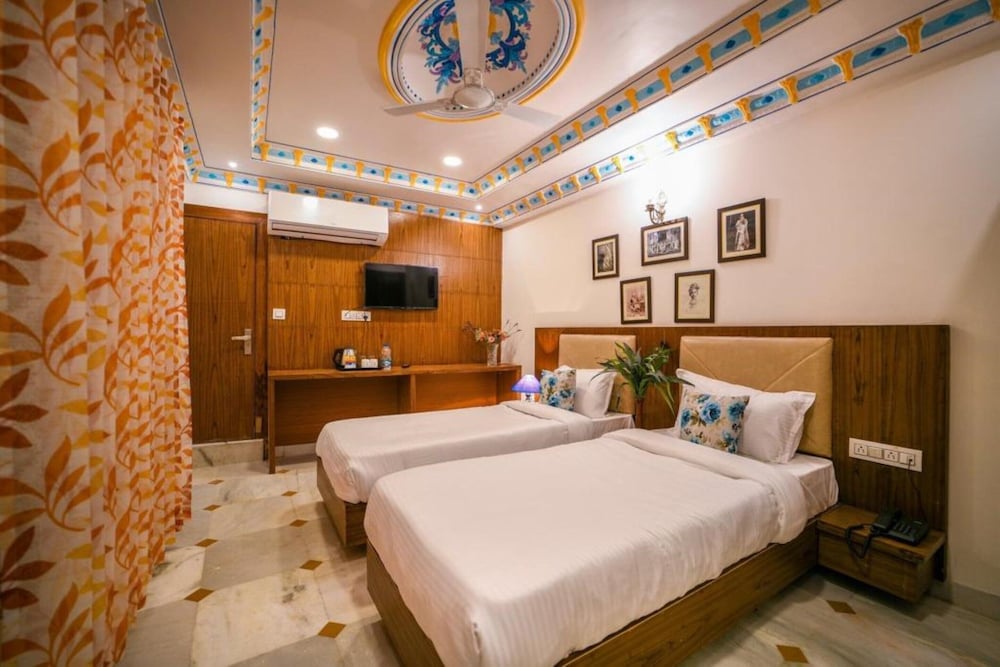 Royal Rafahiya - A Rooftop Lake View Hotel near lake Pichola