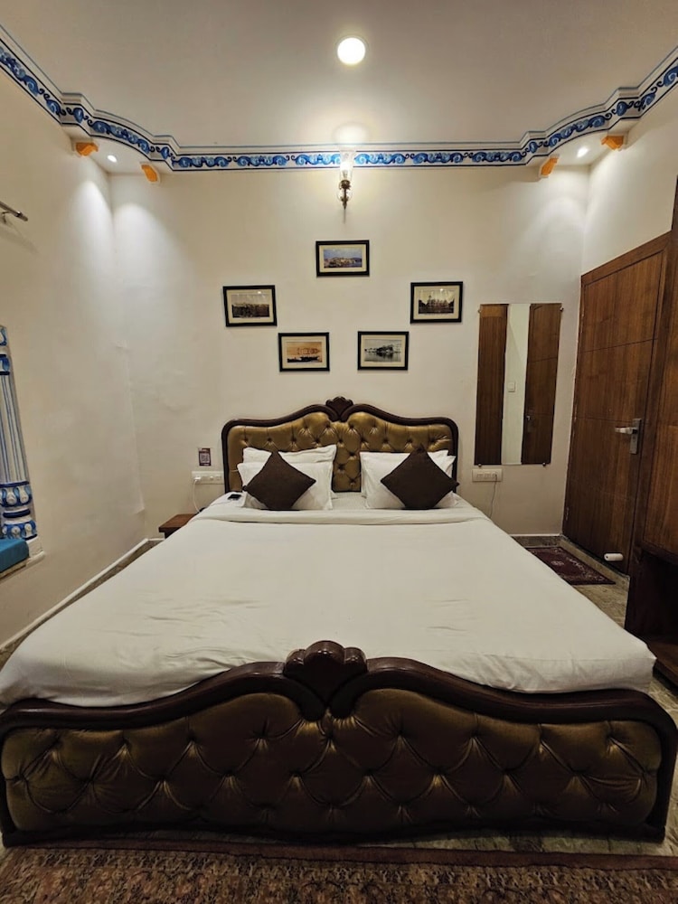 Royal Rafahiya - A Rooftop Lake View Hotel near lake Pichola