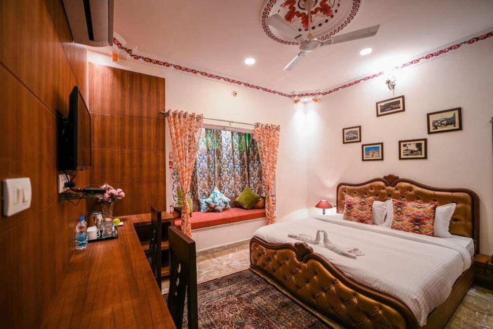 Royal Rafahiya - A Rooftop Lake View Hotel near lake Pichola