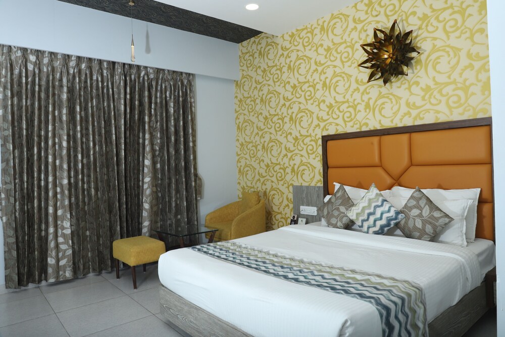 Hotel The Grand Ladhukara