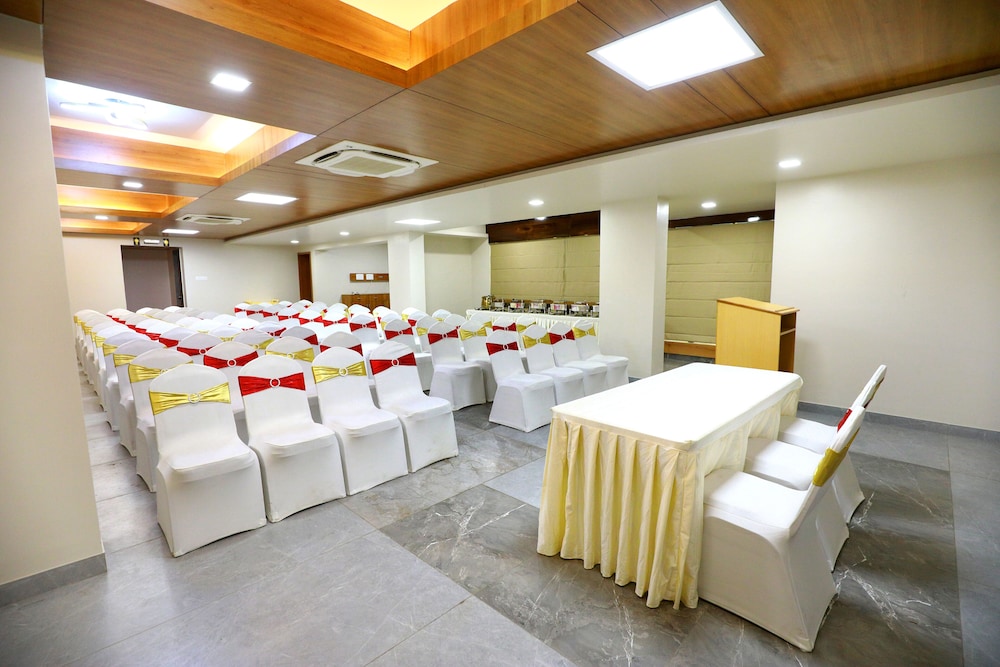 Hotel The Grand Ladhukara