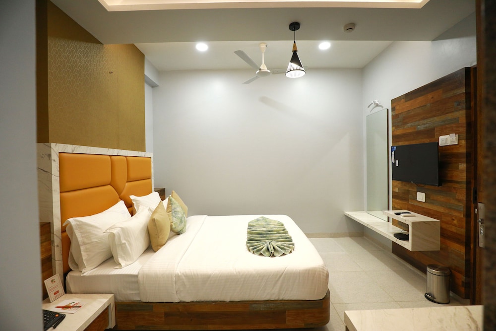 Hotel The Grand Ladhukara