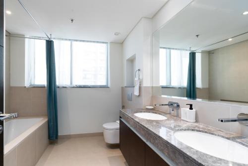 Lux BnB  Dubai Creek Harbour BLVD Views