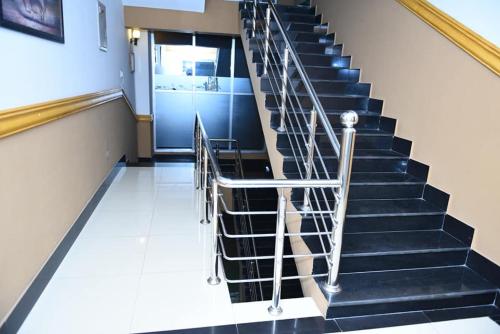 Azeem International Hotel & Restorent