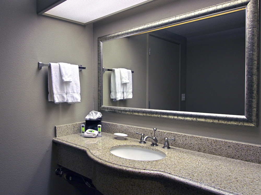 Executive Inn & Suites Embarcadero Cove