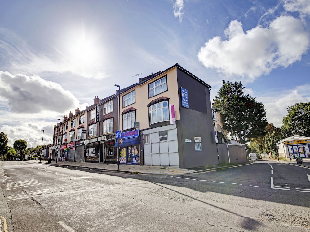 OYO Bostons Manor Hotel, Hanwell London