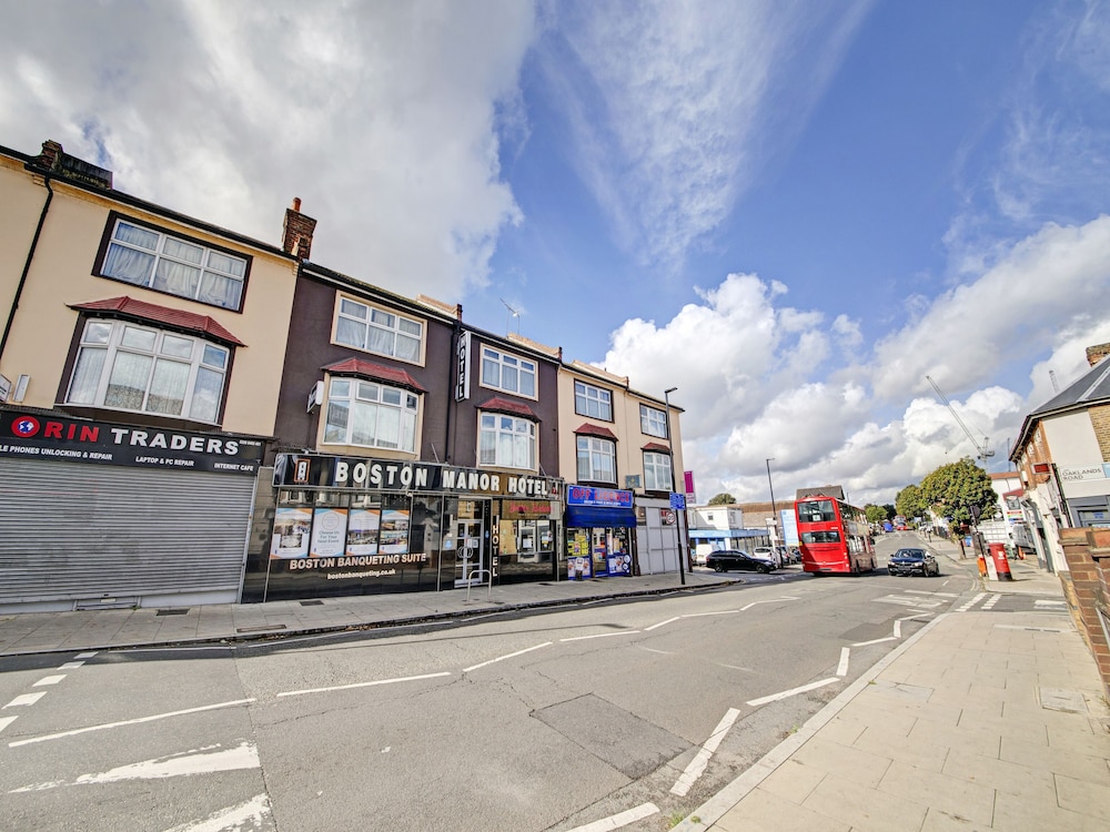 OYO Bostons Manor Hotel, Hanwell London