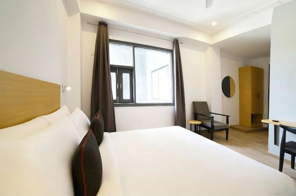 Hotel Mavens White Artemis Hospital Road