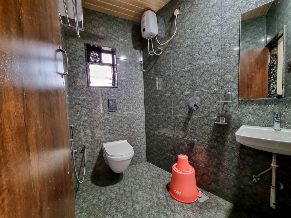 Hotel Empire - Near International Airport