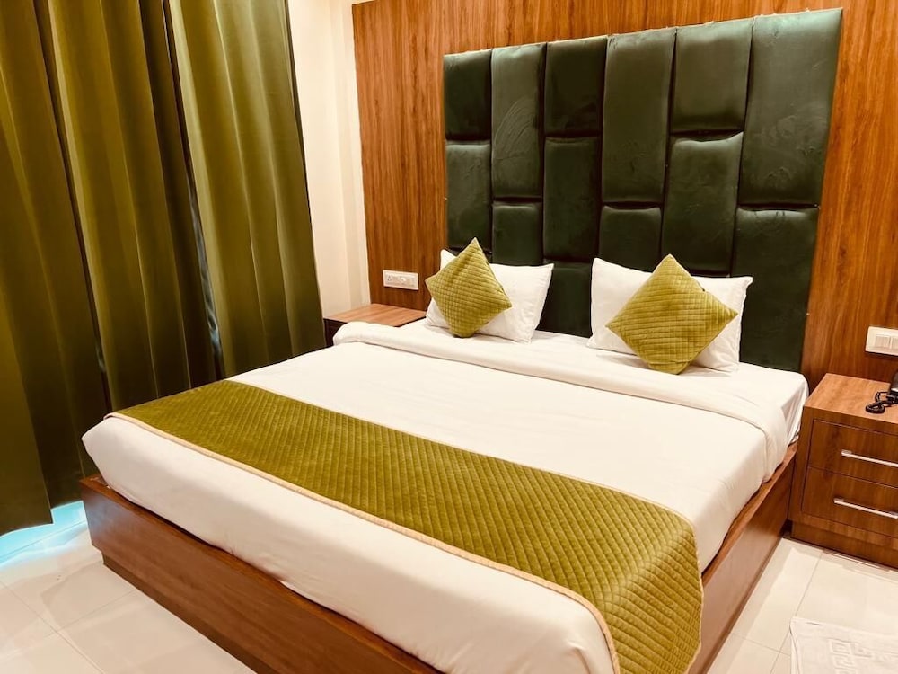 Hotel Global Inn (1 Min walk to Golden Temple)