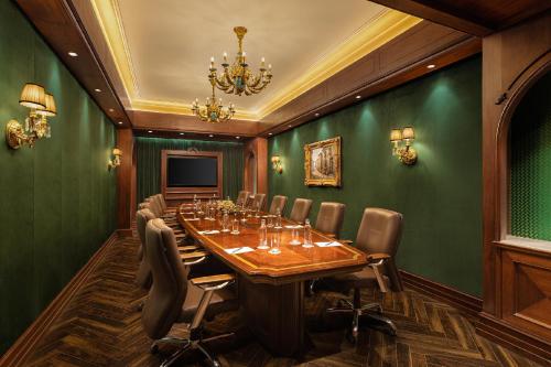 Hotel Hillock Ahmedabad