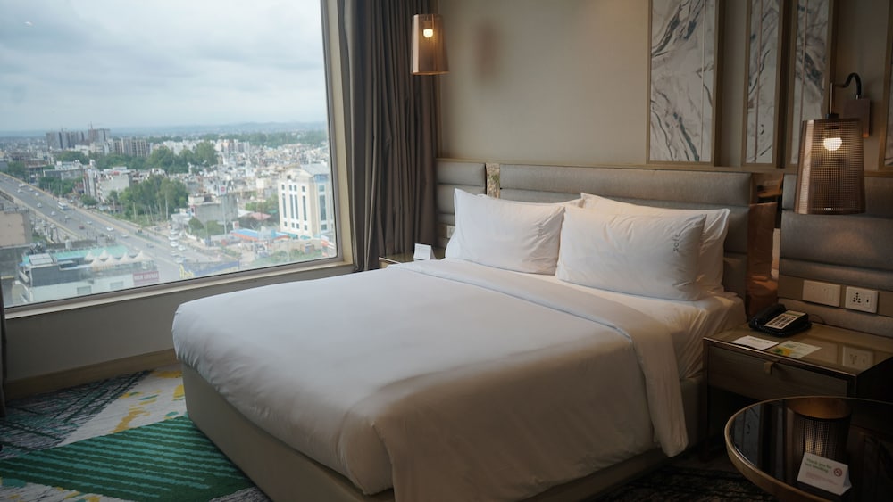 Holiday Inn Chandigarh Zirakpur, an IHG Hotel