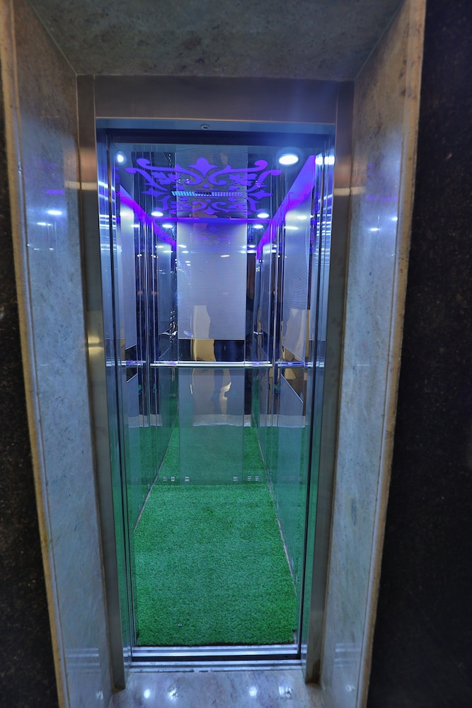 The Siddhartha Rooms and Rooftop Cafe, 300m from Mall Road