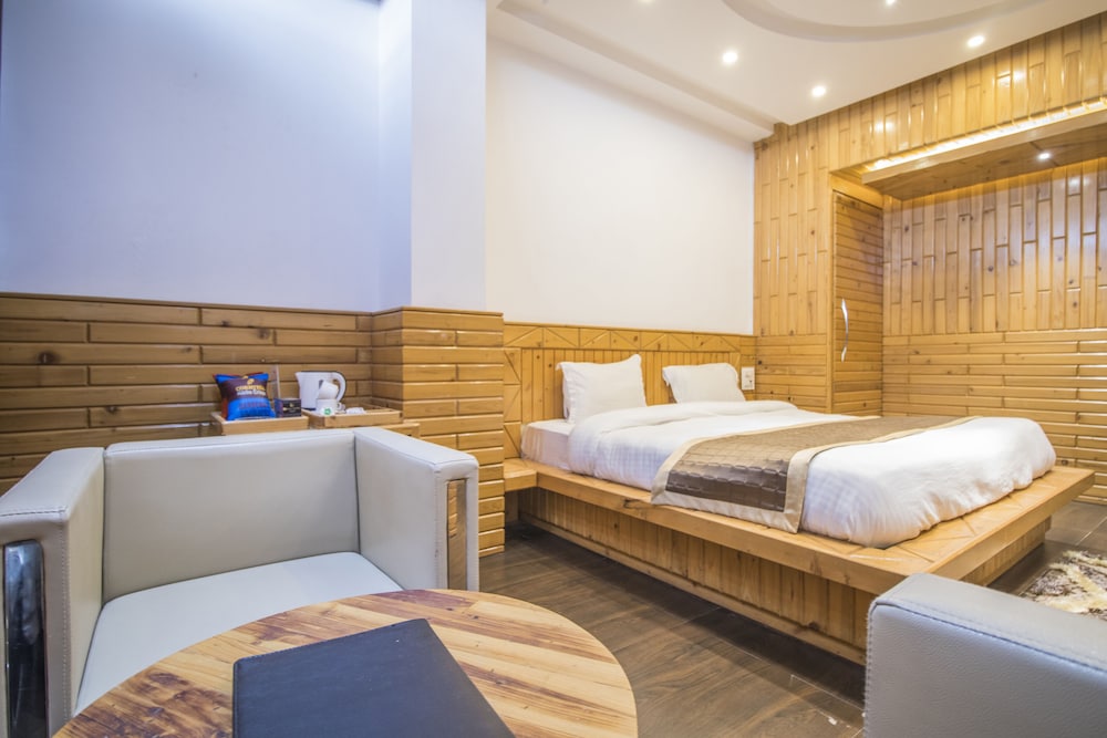 The Siddhartha Rooms and Rooftop Cafe, 300m from Mall Road