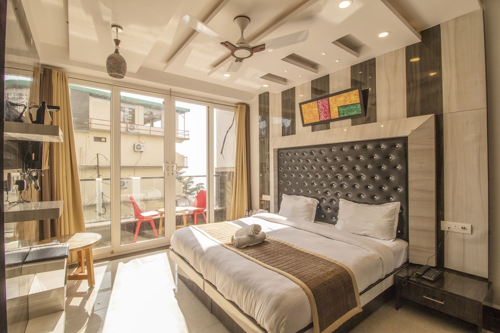 The Siddhartha Rooms and Rooftop Cafe, 300m from Mall Road