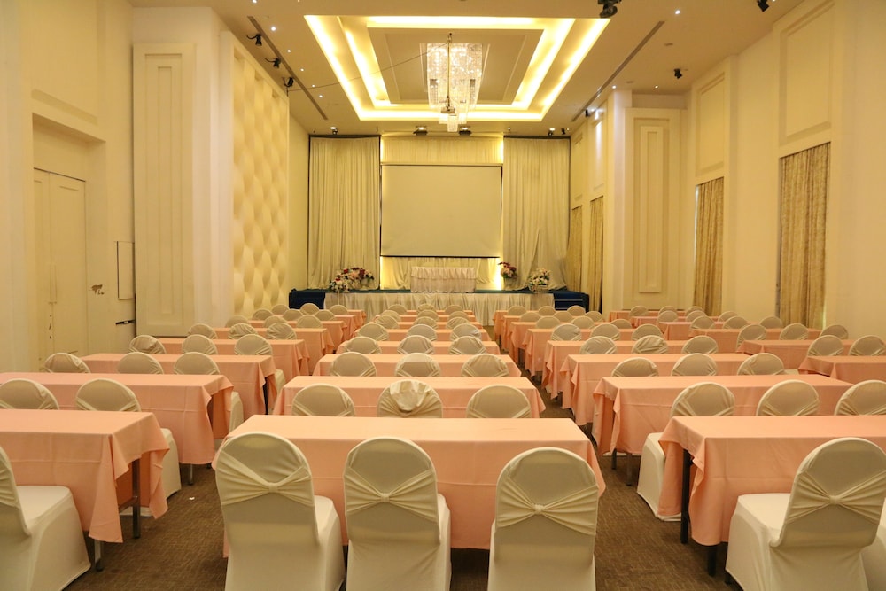 Crystal Palace Luxury Hotel