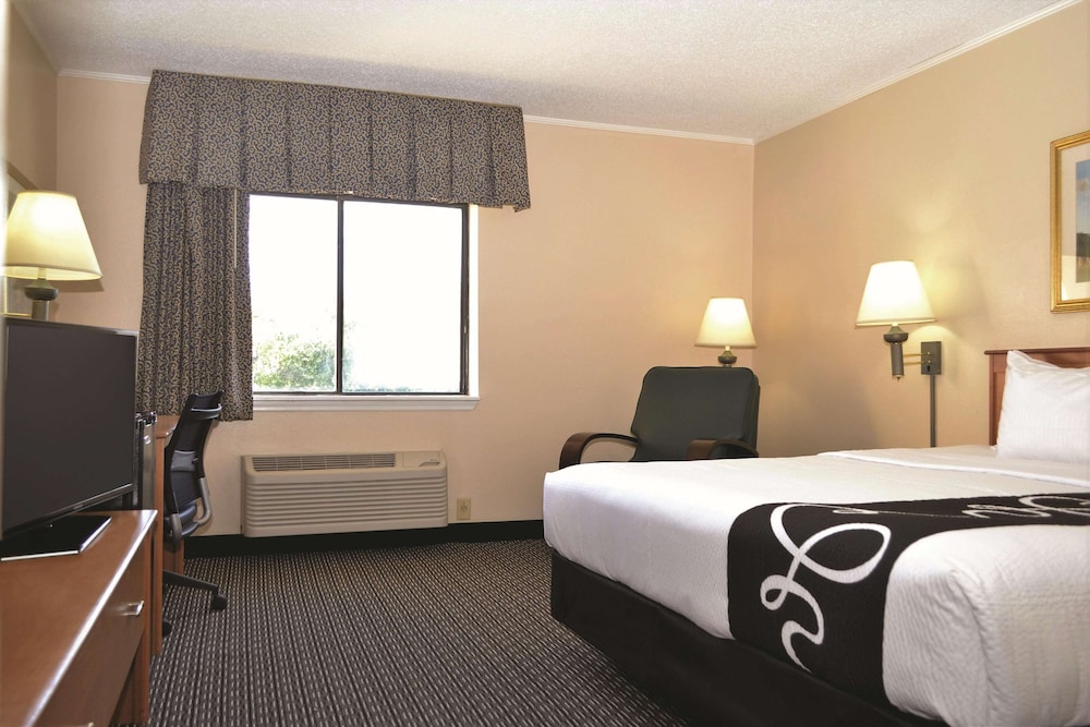 La Quinta Inn & Suites by Wyndham Tampa Fairgrounds - Casino