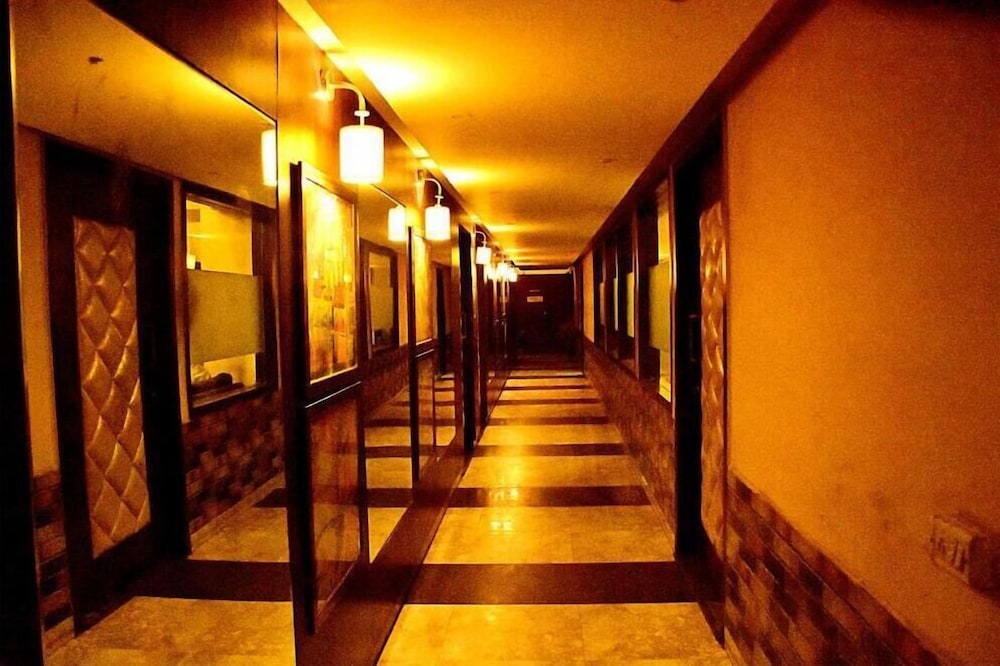 HOTEL MID TOWN GRAND