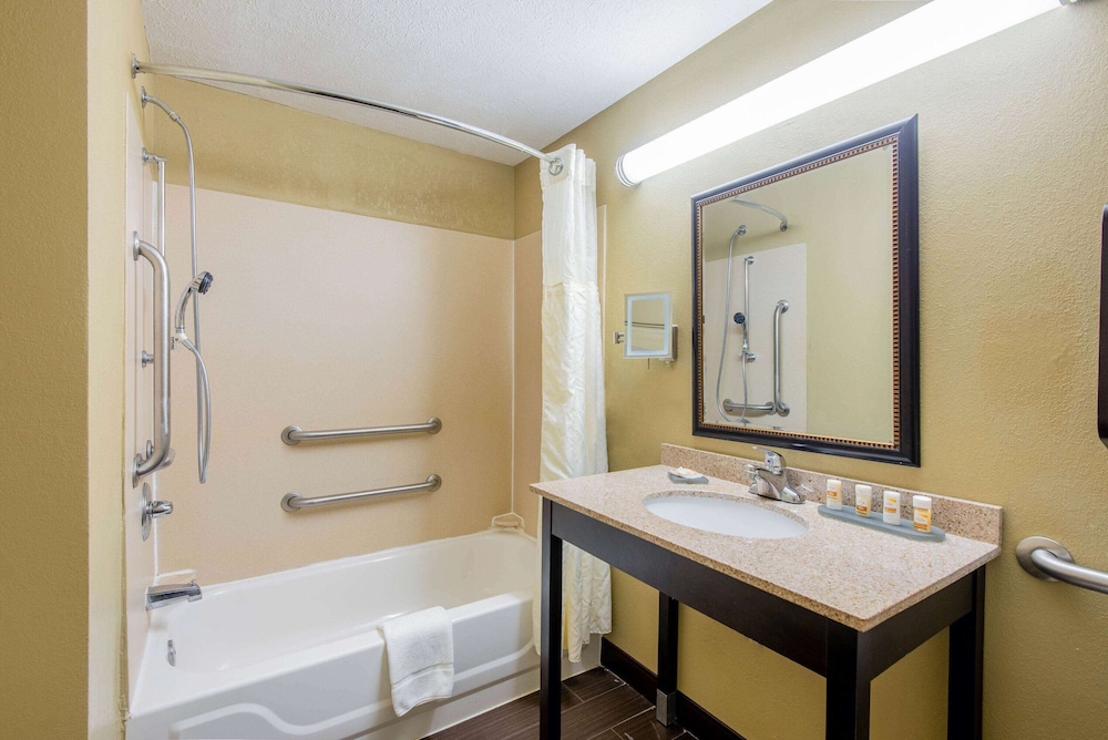 La Quinta Inn & Suites by Wyndham Elkview - Charleston NE