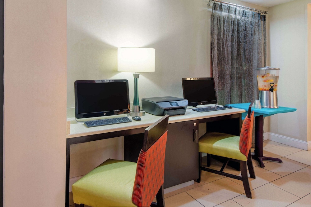 La Quinta Inn & Suites by Wyndham Elkview - Charleston NE