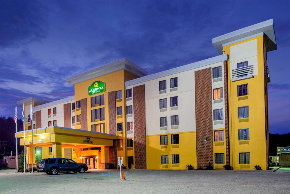 La Quinta Inn & Suites by Wyndham Elkview - Charleston NE