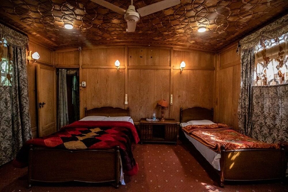 Kharpalace group of houseboats