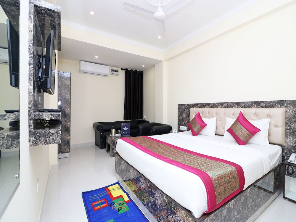 OYO 13658 Hotel Tanish Palace