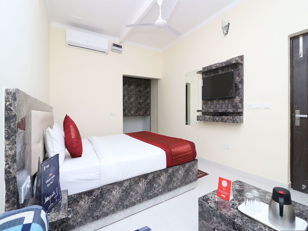 OYO 13658 Hotel Tanish Palace
