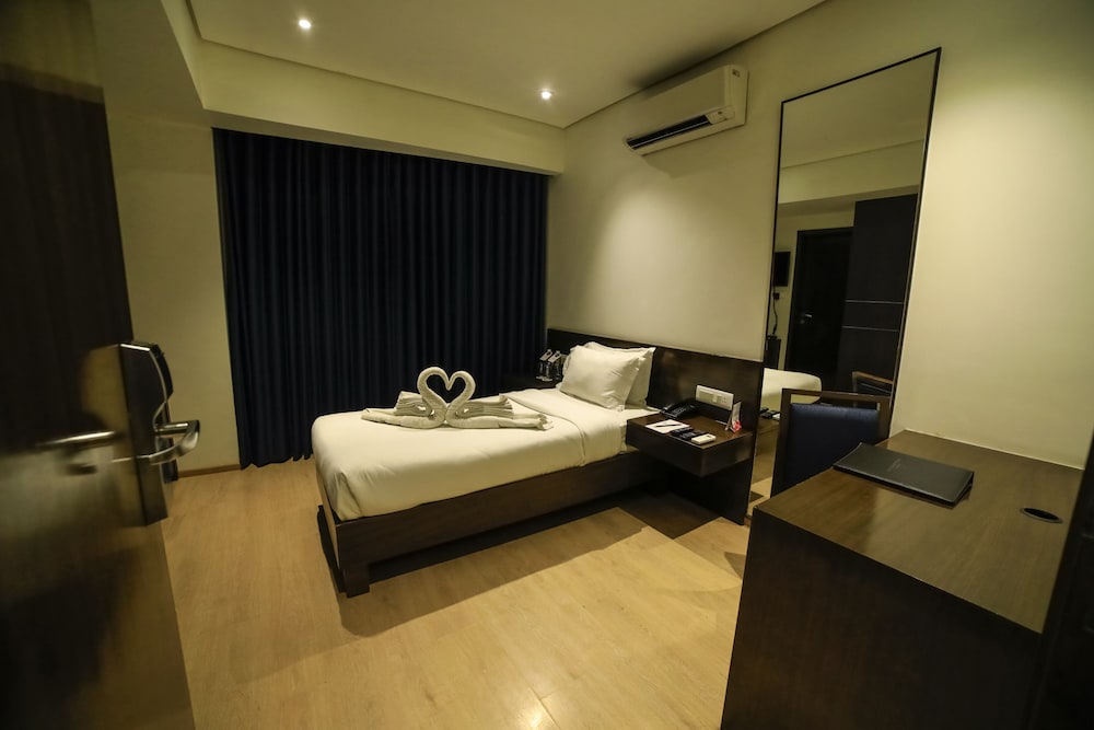 Hotel German Palace, Airport