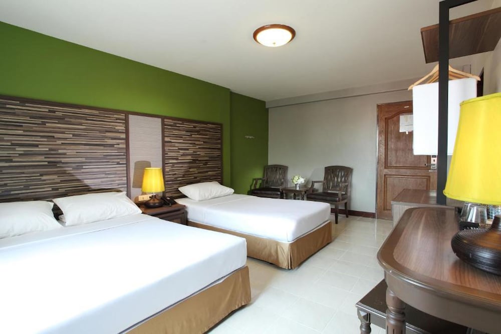 Rambuttri Village Inn & Plaza