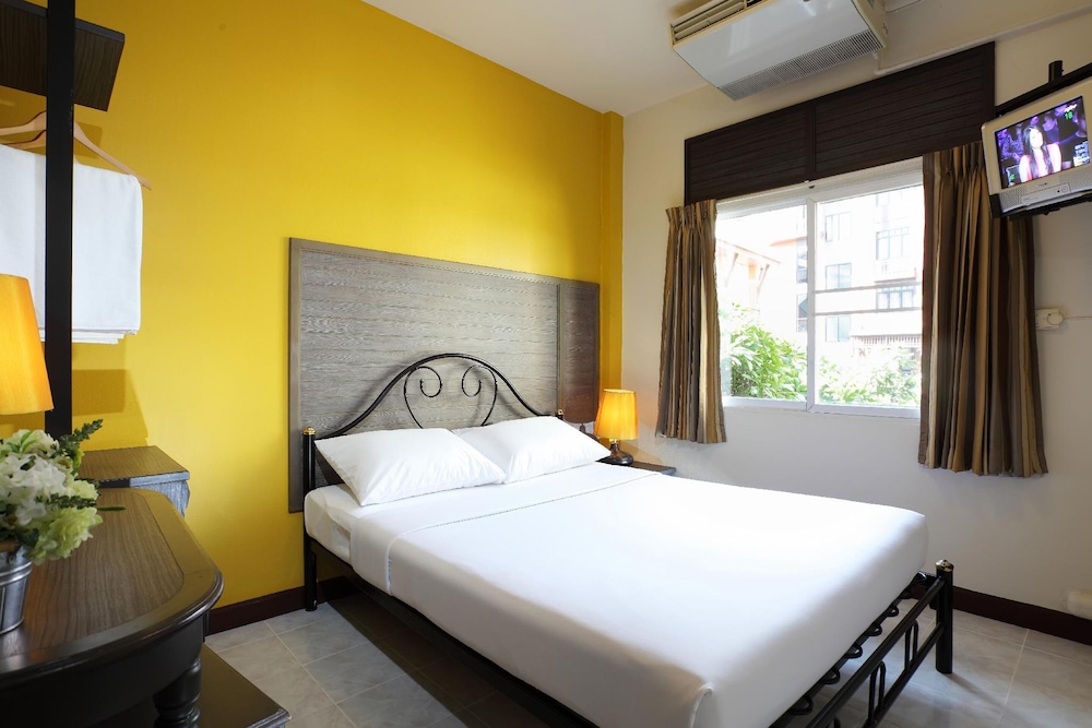 Rambuttri Village Inn & Plaza