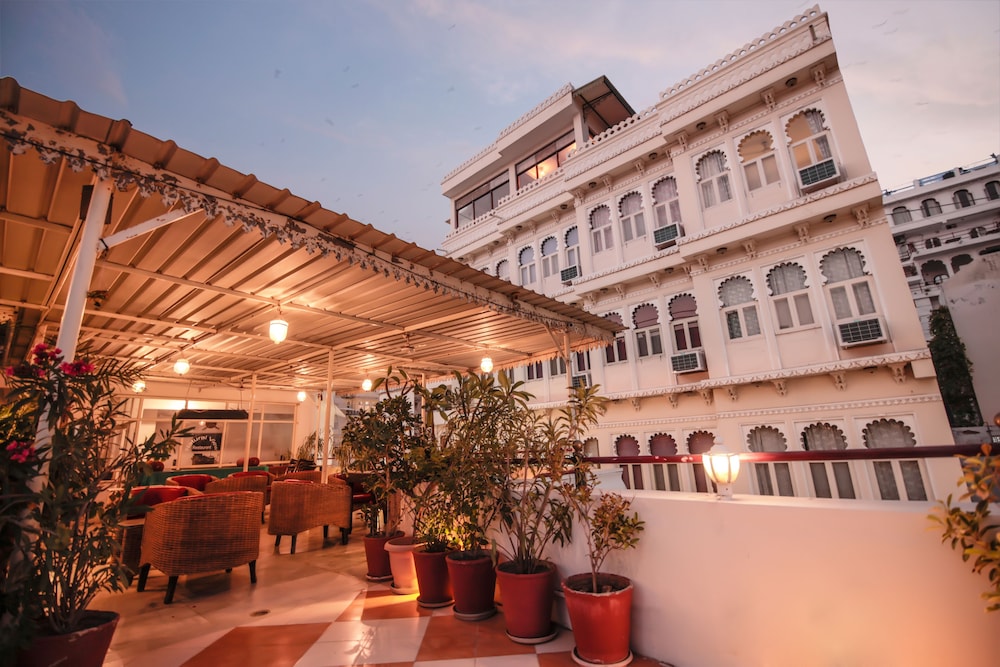 Hotel Devraj Niwas on Lake Pichola