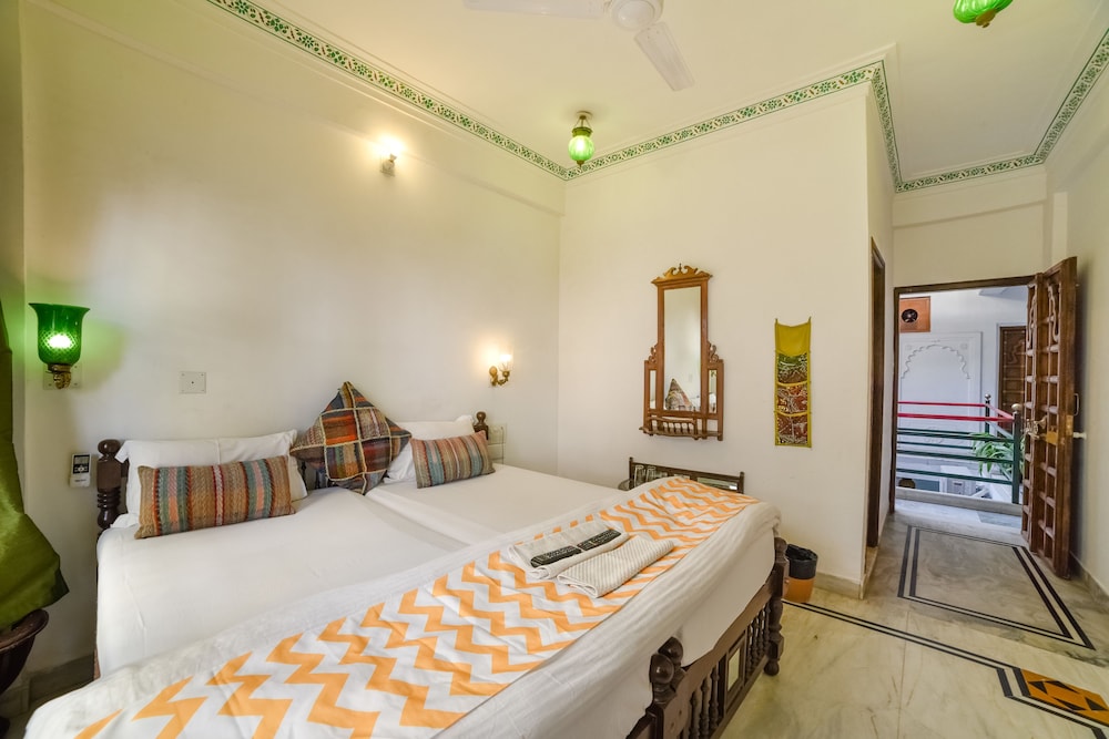 Hotel Devraj Niwas on Lake Pichola
