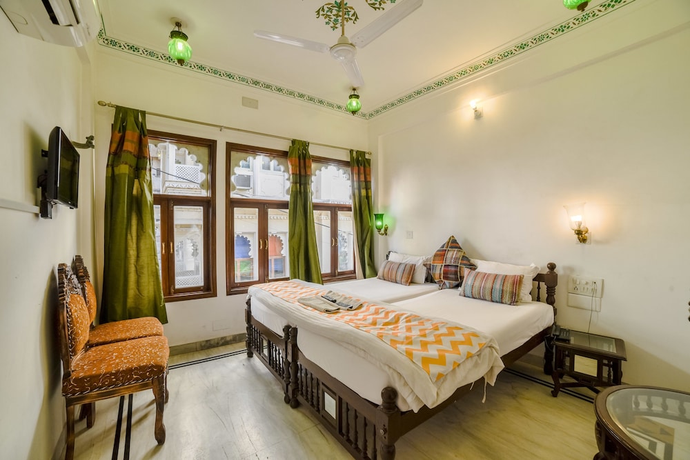 Hotel Devraj Niwas on Lake Pichola