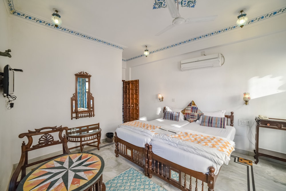 Hotel Devraj Niwas on Lake Pichola