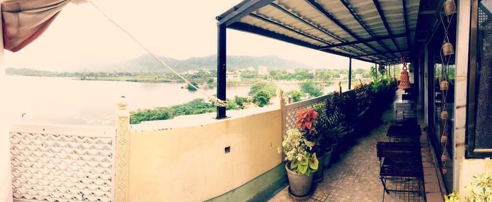 Hotel Vishalas The Raj Kesar Regency