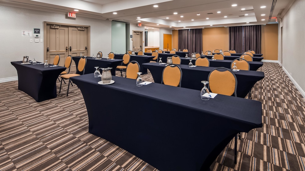 Best Western Premier Toronto Airport Carlingview Hotel